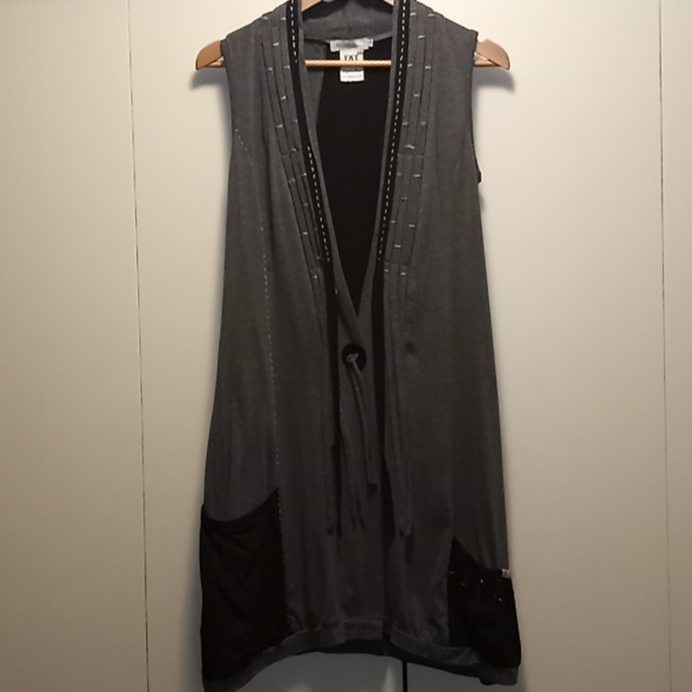 Sleeveless shirt, overshirt?